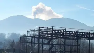 Los bomberos luchan contra las llamas en dos incendios forestales registrados en Bargota y Bazt&aacute;n