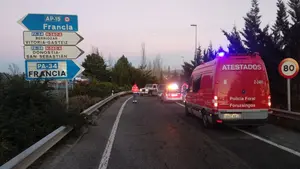 Circula borracho en sentido contrario, destroza una farola y acaba chocando contra otro vehículo en la PA-34