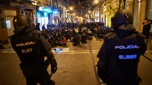Los okupas de Rozalejo se enfrentan de nuevo a la policía tras una kalejira en protesta por el desalojo del edificio