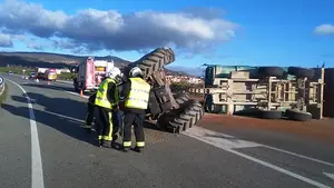 Aparatoso accidente: un tractor vuelca a la altura de Allo y ocupa toda la carretera