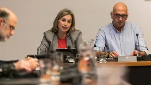 Piden en el Parlamento de Navarra que se termine con la "discriminación" entre contratados y funcionarios