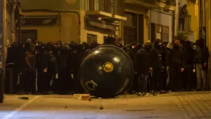 Lanzan bengalas y tratan de desplegar una pancarta desde la azotea del palacio del Marqués de Rozalejo