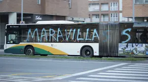 Una concejala de Podemos en Pamplona celebra un acto vandálico contra un autobús urbano