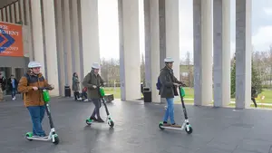 Una innovadora propuesta: la UNAV firma un acuerdo para instalar 50 patinetes eléctricos en el campus