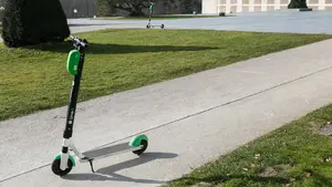 Muere un chico de 14 años tras chocar con su patinete eléctrico contra un coche