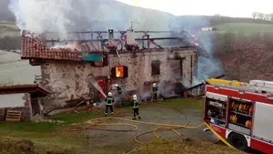 Los bomberos sofocan un incendio que ha destruido un caserío y el fuego de una chimenea en otra vivienda