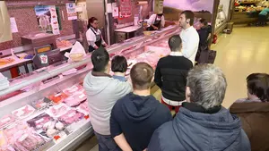 La importancia de comer bien: la asociación Síndrome de Down visita el Mercado de Ermitagaña