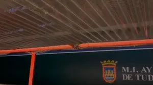 Vuelven las goteras al Ciudad de Tudela: los asientos del p&uacute;blico se llenan de agua y Larrarte no hace nada