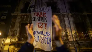 La nueva 'okupación' de Rozalejo en imágenes: los abertzales se manifiestan por Pamplona y culminan la toma del edificio