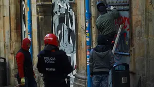 Los okupas emplearon arneses, mazas, martillos, rotaflex, alargaderas y palancas para acceder a Rozalejo