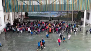 Los 400 alumnos del colegio San Francisco de Pamplona estrenan su nuevo patio cubierto