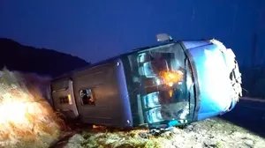 Tres menores heridos tras volcar en Ibiricu un microbús escolar por la nieve y el hielo en la calzada