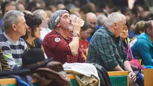 El espectacular ambiente pelotazale del frontón Labrit con el partido entre Olaizola y Bengoetxea