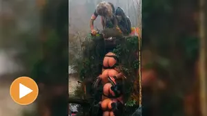 Lo grotesco vuelve a Ituren por carnaval con una carroza de hombres desnudos que escancian sidra con el culo