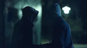 Pánico en Peralta: alerta al 112 de que varios encapuchados tratan de tirar abajo la puerta de su casa