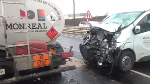 Choque frontal entre un turismo y un cami&oacute;n cisterna: heridas dos personas en un accidente en el pol&iacute;gono de Landaben