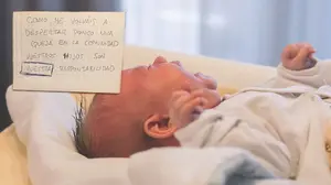 La aplaudida respuesta de un padre ante las notas amenazadoras de un vecino por el llanto de su bebé