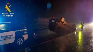 Tremendo vuelco bajo la lluvia: un conductor resulta herido en un accidente en Almándoz