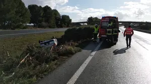 Dos heridos al volcar un turismo en la AP-15 y un conductor denunciado por ponerse a adelantar junto al accidente