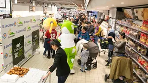 Chocolate y rosquillas artesanales para todos: un supermercado pamplonés realiza una degustación con motivo de San Blas