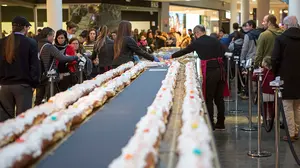 Por San Blas, el rosco de Itaroa comerás: el centro reparte miles de raciones de su tradicional dulce