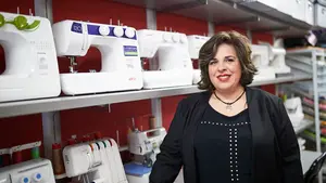 Una vida entre hilos y puntadas: la singular tienda que lucha por mantener viva la costura en Pamplona