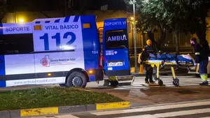 Aparatoso atropello frente al hospital: un coche arrolla a un joven en un paso de cebra de la avenida de Barañáin