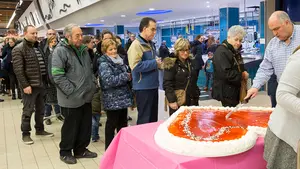 El regalo más dulce regresa a un hipermercado de Pamplona para celebrar San Valentín con sus clientes
