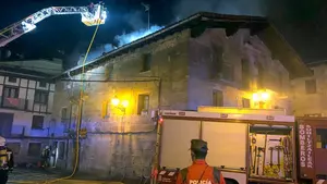 Un incendio en Alsasua obliga a los bomberos a desalojar a los vecinos de un edificio de tres plantas