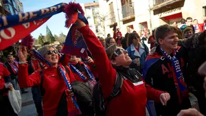 "¡Volveremos a Primera, volveremos otra vez!": los navarros pintan Soria de rojo para aupar a su equipo