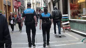 Dos agentes municipales salvan la vida a un hombre de 33 años que había sufrido un infarto en Pamplona