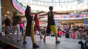 Cientos de personas bailan al ritmo del zumba m&aacute;s solidario en el centro comercial Itaroa