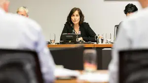 Los grupos concluyen que el periodista 'enchufado' en Cultura tenía un contrato encubierto y adjudicado a dedo