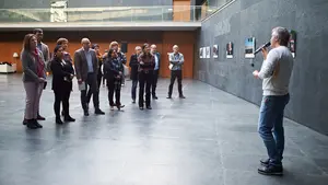 El Parlamento de Navarra muestra una exposición que acerca la realidad de las familias sirias refugiadas