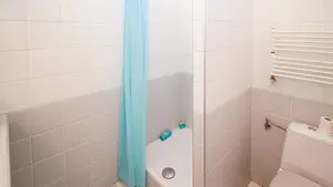 Arrancó la ventana de la ducha de su vecina a la que acosaba y la traspasó con medio cuerpo para verla desnuda