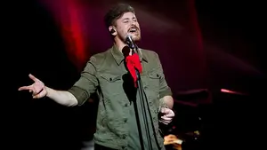 Cepeda une su voz en Pamplona a otra joven promesa navarra de la música para cantar su éxito más sonado