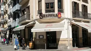 Almuercicos a tres metros sobre el encierro: el bar de Pamplona que abarrota sus balcones cada San Fermín