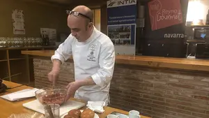 Koldo Rodero ofrece una masterclass con carne de vaca Betizu a cocineros de bares y restaurantes navarros