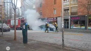 Combustión en San Juan: sofocan el incendio de un coche en la travesía Martín Azpilicueta