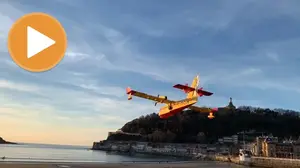 Un hidroavión carga agua en la bahía de La Concha para sofocar un incendio declaradado en Lesaka