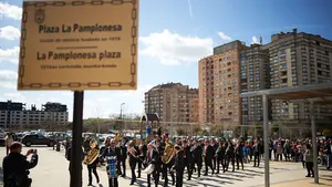 La Pamplonesa ya tiene su propia plaza: la banda da nombre a un espacio en el barrio de La Milagrosa