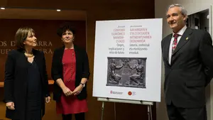 La presidenta foral presenta un libro para explicar el Convenio Económico lejos de "simples sintonías partidarias"
