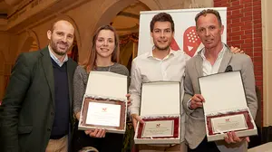 Los deportistas Íñigo Zaratiegui y Marta Sexmilo reciben el galardón por ser los mejores del año 2018