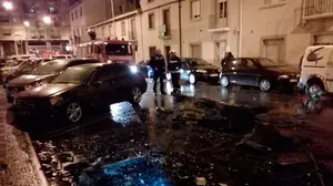 Incendio en cadena: arden varios vehículos y contenedores en una calle del centro de Tudela