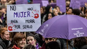 Miles de mujeres alzan la voz y llevan sus reivindicaciones a la multitudinaria concentración del 8-M en Pamplona