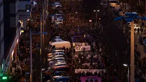 Pamplona se tiñe de morado para reivindicar una sociedad en las que las mujeres sean 'libres, valientes y diversas'