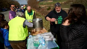 El 'caldico' más famoso de la Javierada: los repartidores de Huarte que van de generación en generación 