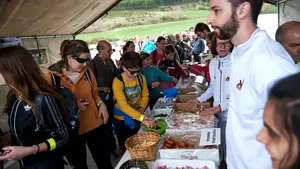 Los encargados de los puestos de avituallamiento en la Javierada: "Los peregrinos se merecen reponer fuerzas"