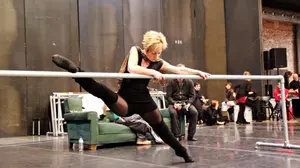 DVD, carteles, folletos y bocetos originales: la core&oacute;grada Almudena Lob&oacute;n dona su legado al Archivo de Navarra