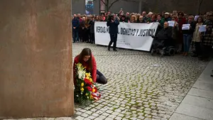 Sentido homenaje en Pamplona a quienes la barbarie terrorista recluyó en los cementerios